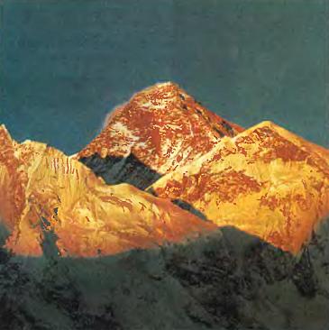 Закат над Эверестом (слева) и Купце (справа).