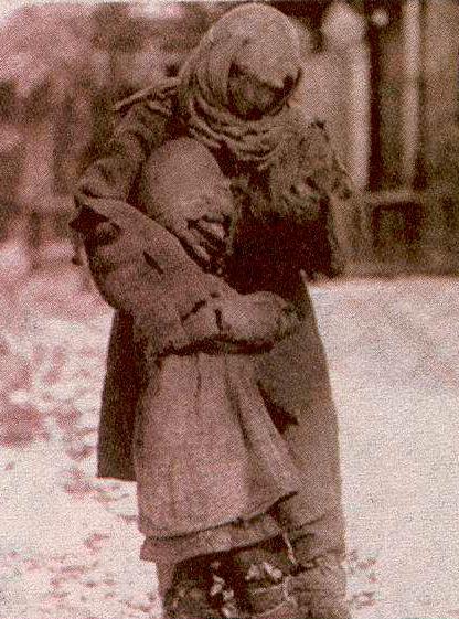 Голодная мать с ребенком мерзнут на улице. Казахстан, начало 1930-х годов