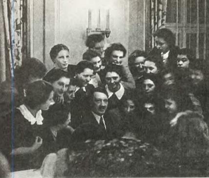 Гитлер среди девушек - победительниц конкурса