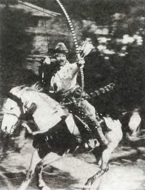 самурай с луком на лошади