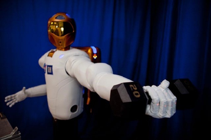 Робот Robonaut R2 занимается с гантелей