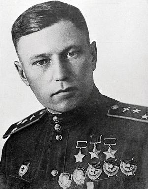 Советский пилот ас Александр Покрышкин – трижды герой СССР.